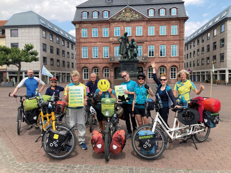 Dr. Michael Stegmann von der Geschäftsführung der Deutschen Rentenversicherung Hessen (links außen) war vergangenes Jahr bei der Etappe ab Hanau mit auf Mut-Tour. (Bildcredit: Mut-Tour)